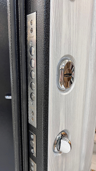 Входная дверь  